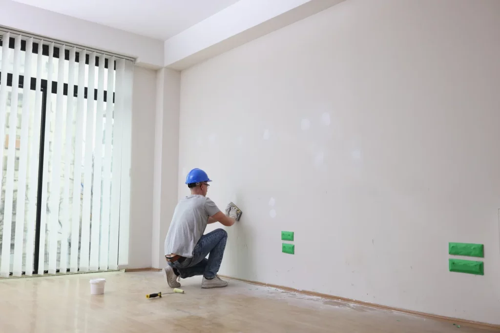 Un artisan qui travaille sur le chantier d'une rénovation maison