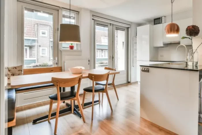Une cuisine ouverte avec salle à manger, avec une parfaite luminosité fait par un architecte à Noisy-le-grand