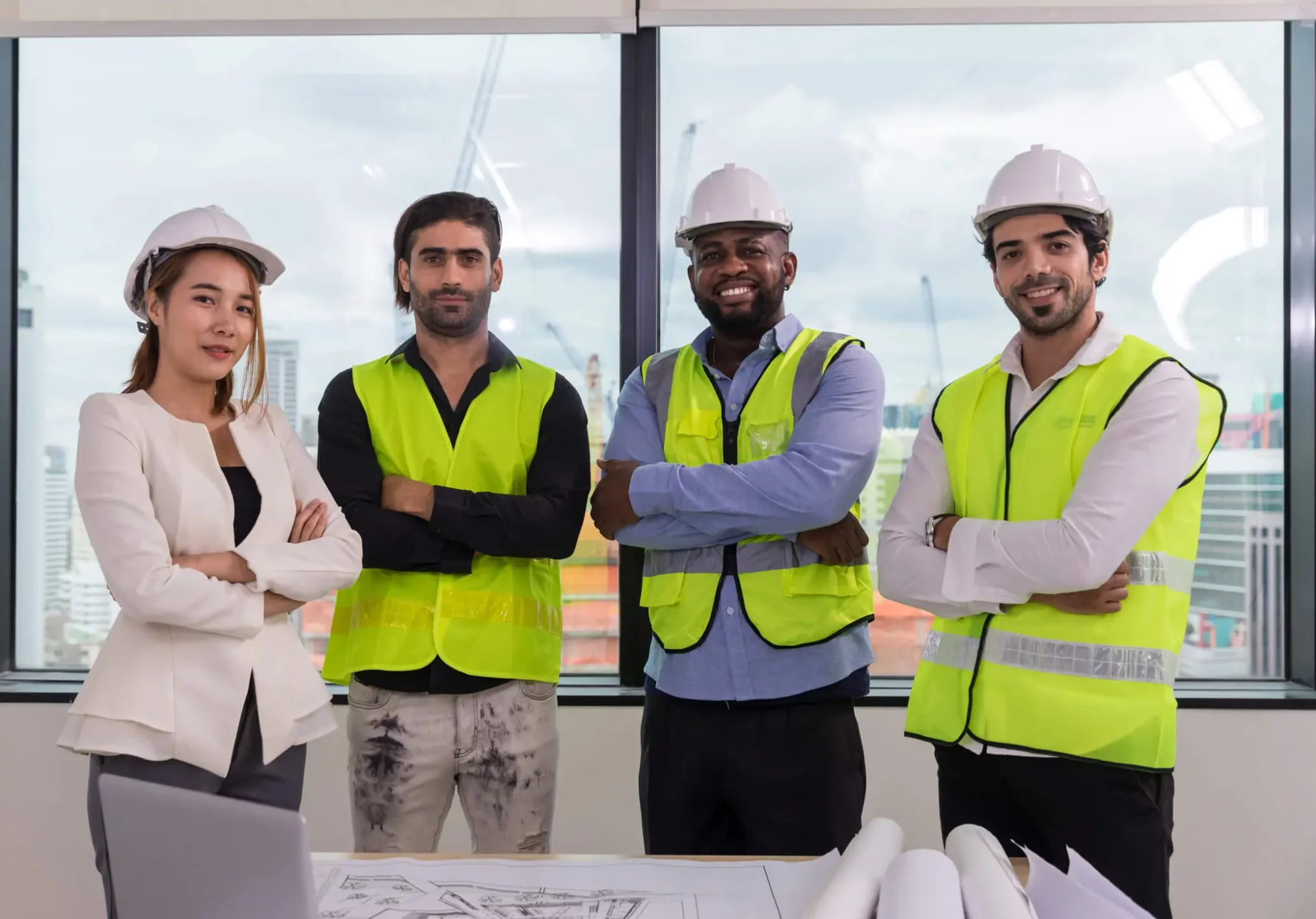 Trois architectes d'intérieur en pleine réunion de conception à Ivry-sur-Seine, spécialisés dans l'aménagement et la rénovation d'espaces modernes.