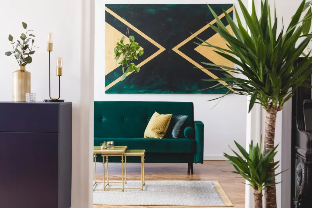 Salon contemporain décoré avec audace par un architecte à Nancy, mêlant vert émeraude, laiton doré et touches végétales