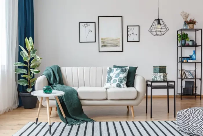 Salon à la décoration scandinave conçu par un architecte à Nancy, avec canapé clair, touches végétales et design minimaliste