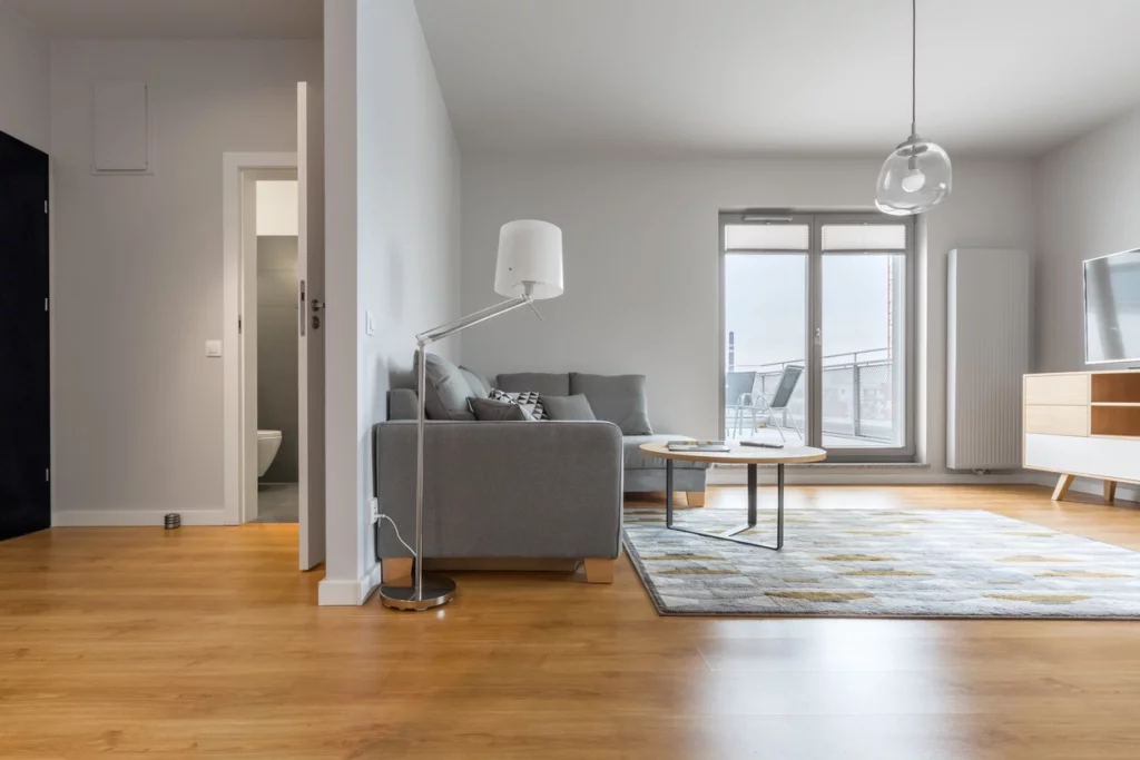 Grand appartement lumineux avec baie vitrée, aménagé par un architecte à Hyères pour un confort optimal