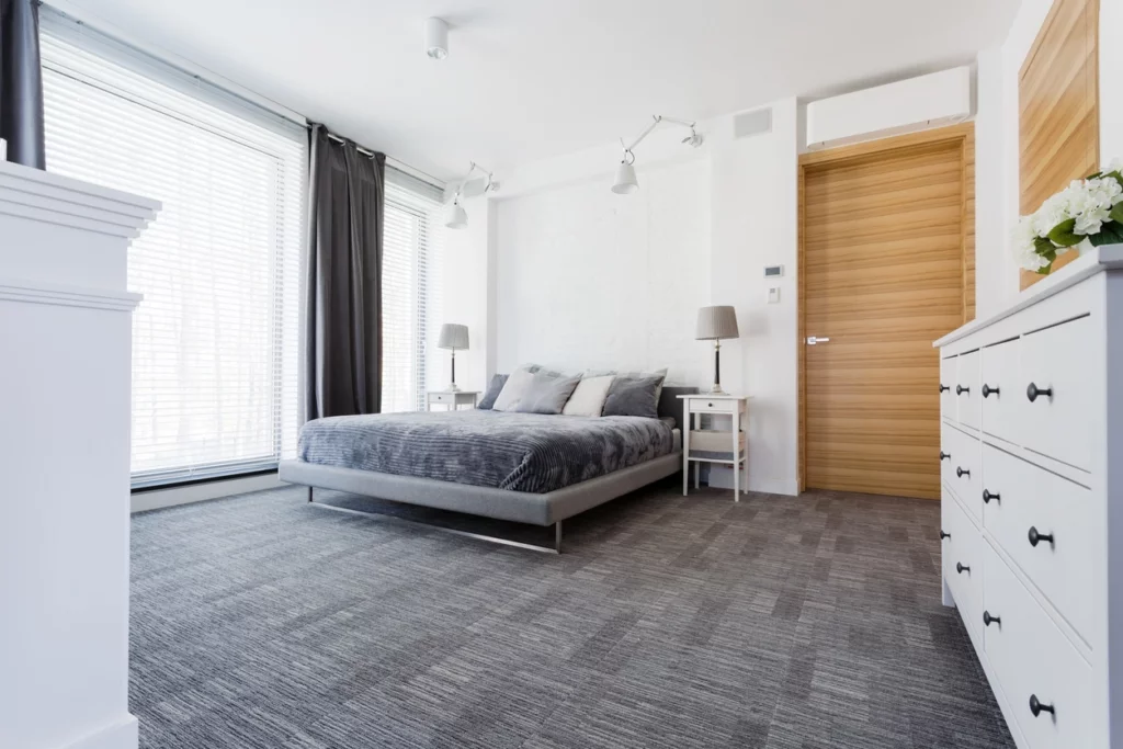Chambre à coucher spacieuse avec baie vitrée, pensée par un architecte d'intérieur à Clichy