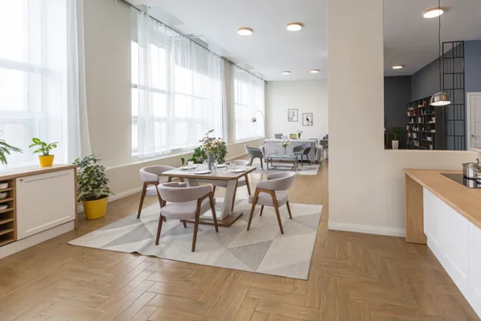 Salle à manger avec cuisine ouverte baignée de lumière naturelle, aménagée par un architecte à Antibes