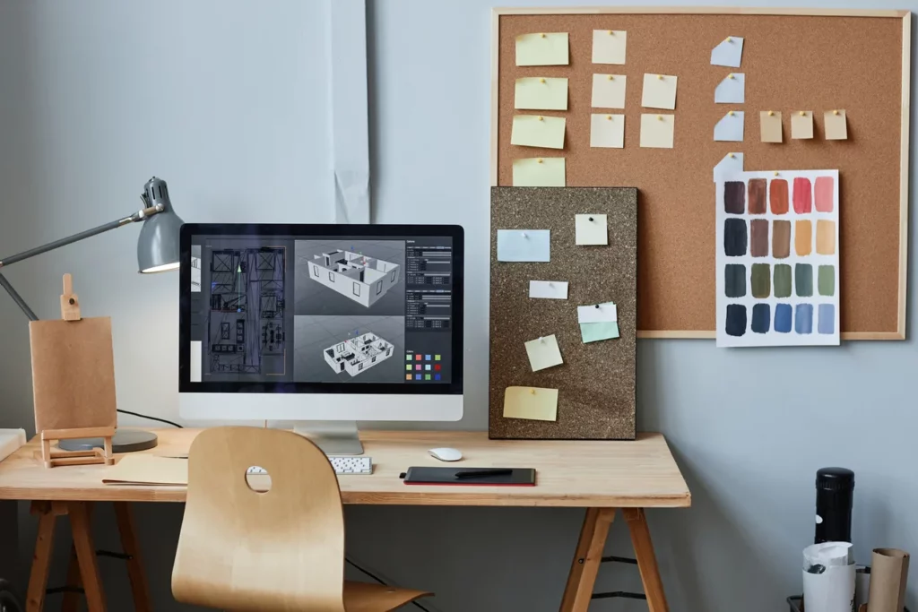 Bureau d’un architecte Chambéry avec plan 3D à l’écran et échantillons de couleurs murales