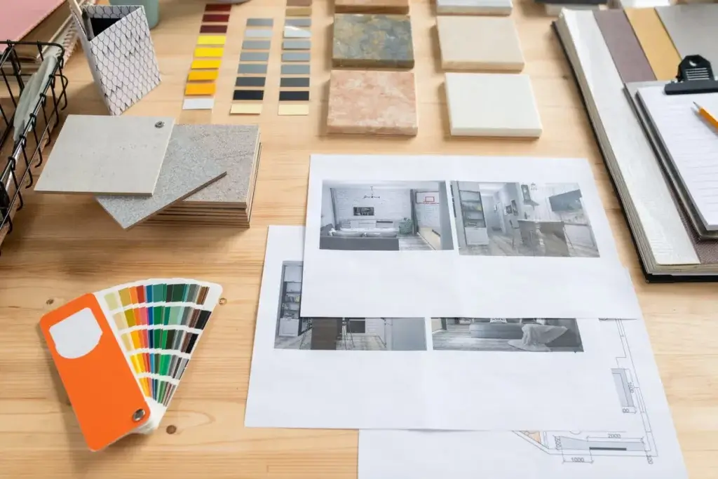 des matériaux et des couleurs sur le bureau d'un architecte d'intérieur Rennes