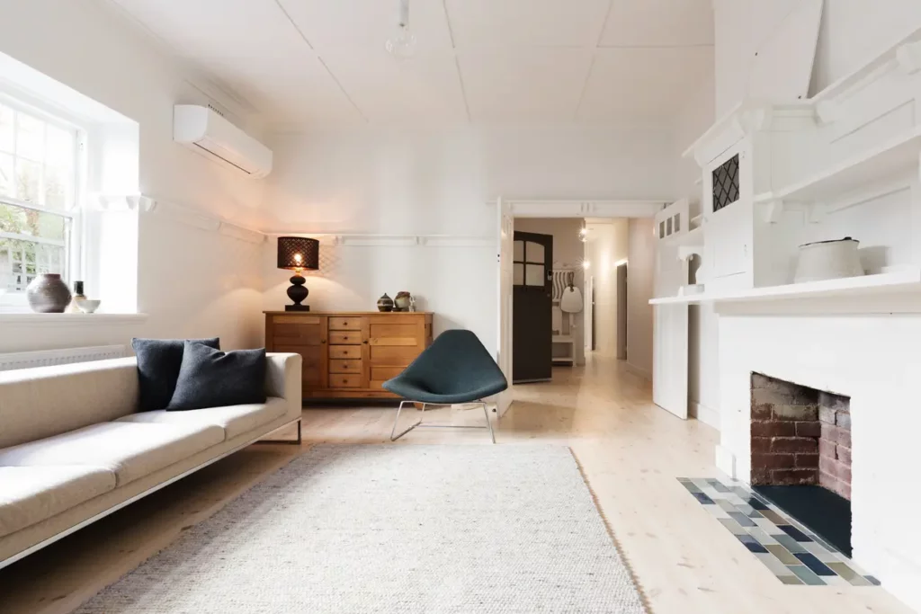 Grand salon lumineux avec cheminée, aménagé par un architecte d'intérieur à Clichy
