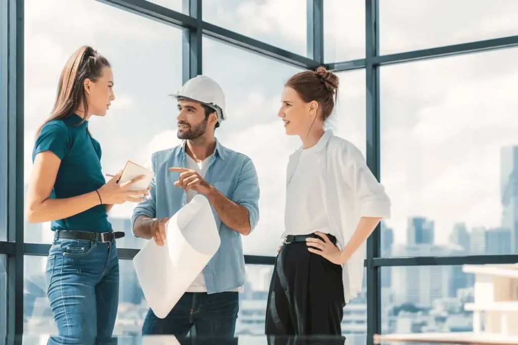 Discussion entre un architecte d'intérieur Deauville et ses clients