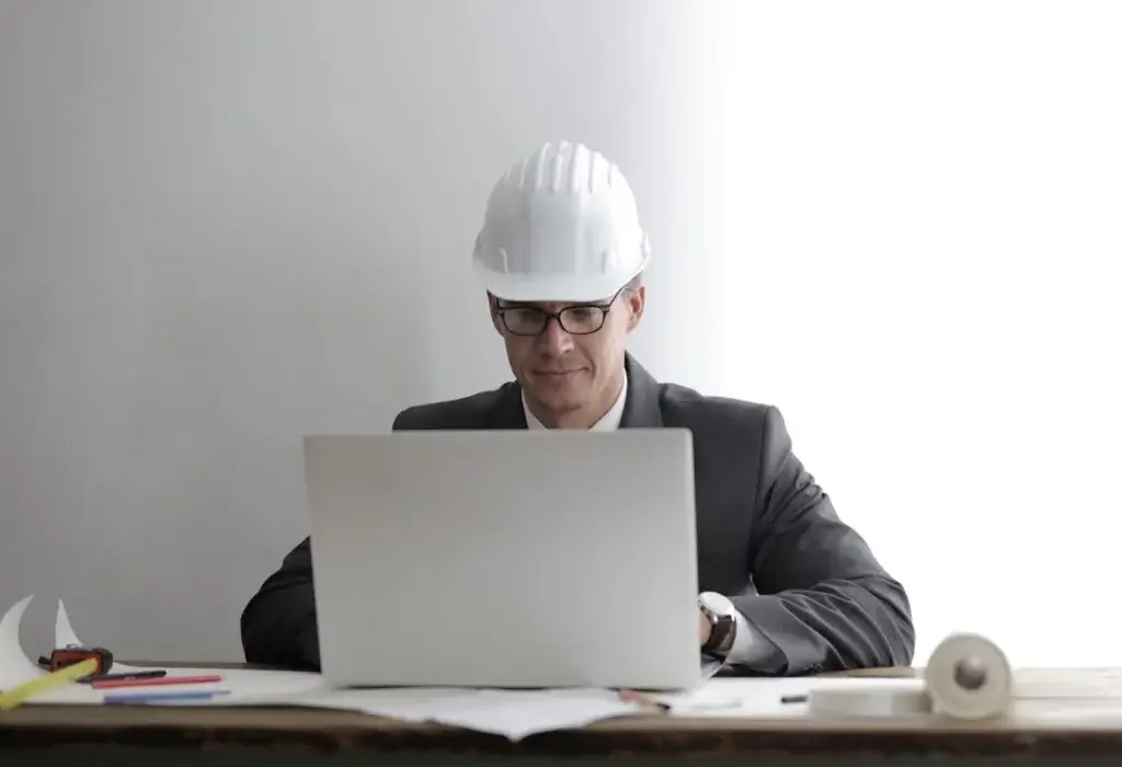 Un architecte d'intérieur Saint-Étienne qui travaille sur un projet