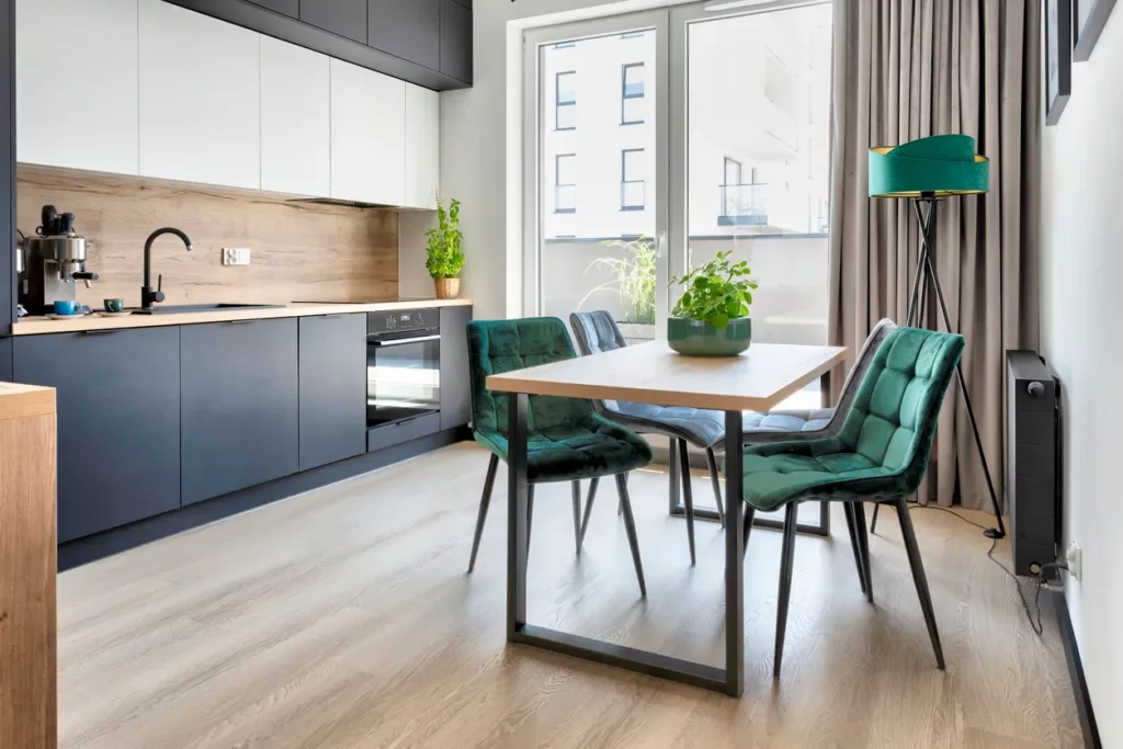 Une cuisine ouverte avec baie vitrée et moderne. Un design réalisé par un architecte Hyeres