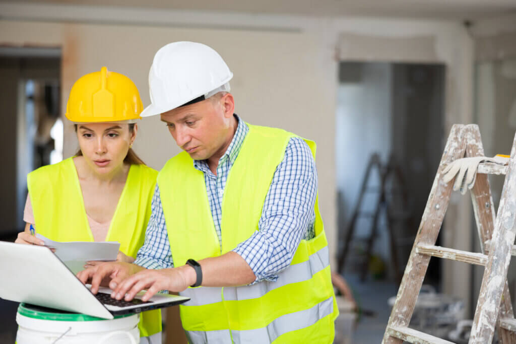 Des architectes sur le chantier d'une rénovation appartement Deauville