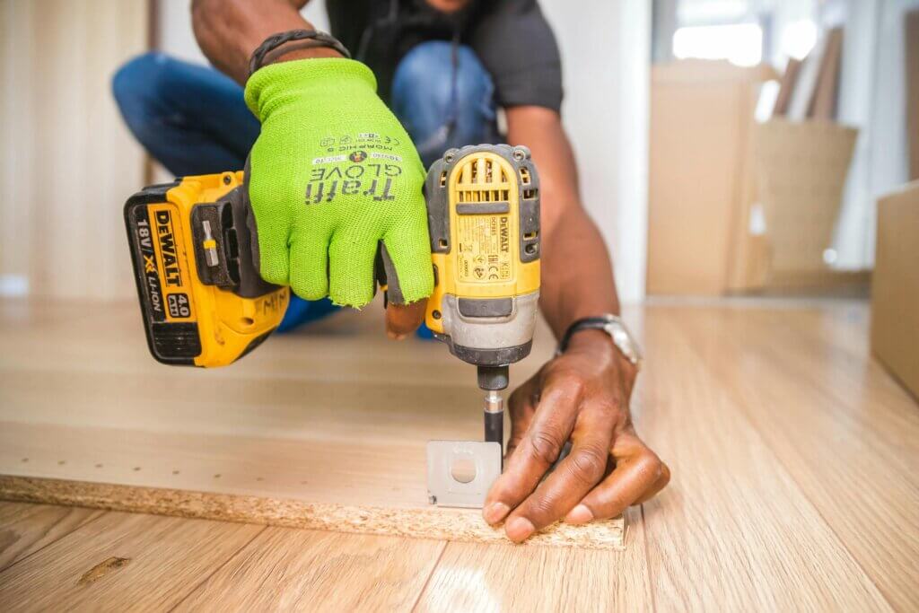 Un artisan qualifié qui maîtrise les différentes étapes d'un rénovation plancher bois