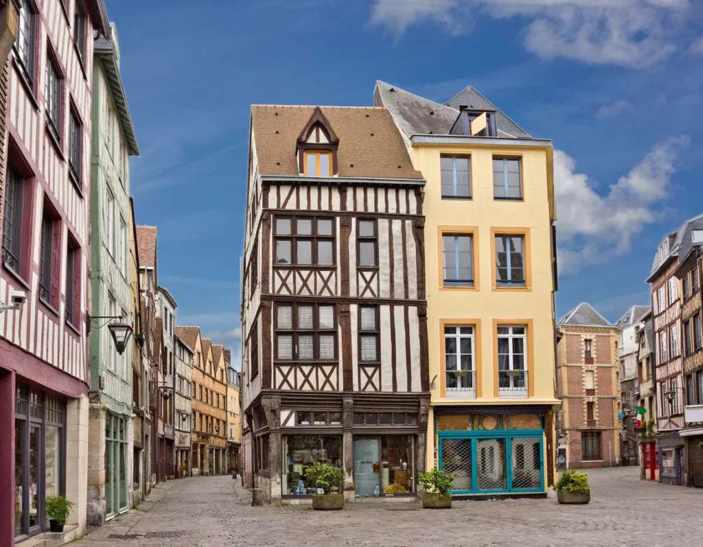 Des maisons à Rouen , représentatives du caractère atypique de la ville et des besoins en matière de rénovation maison Rouen