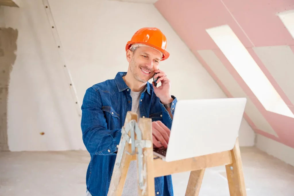 Un artisan sur un chantier de rénovation