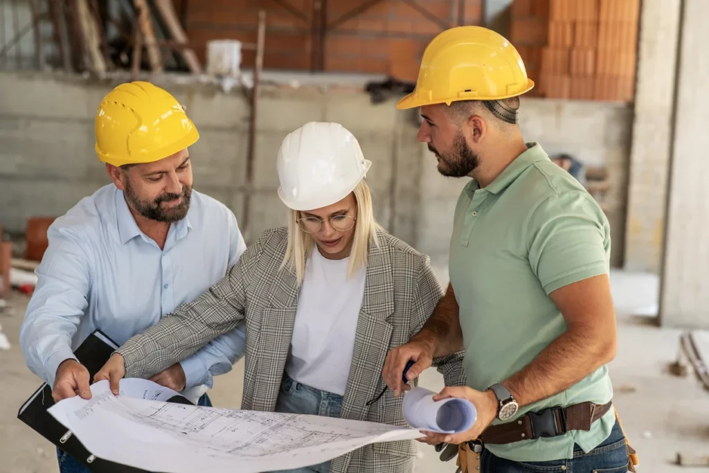 Des professionnels en train de rénover une ancienne maison