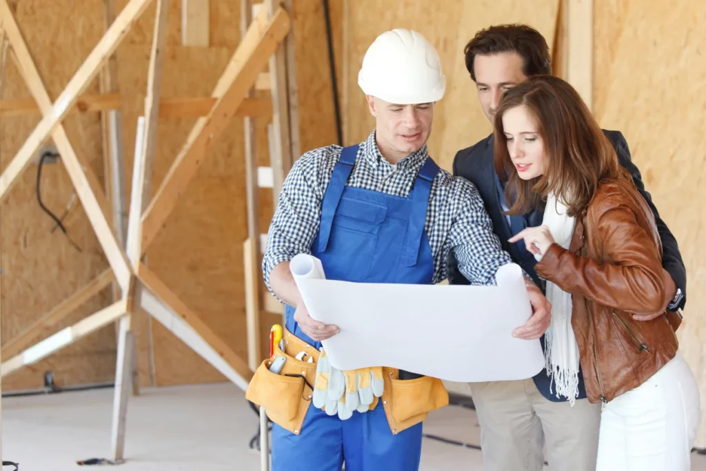 Un architecte qui explique aux propriétaires comment il va rénover une maison