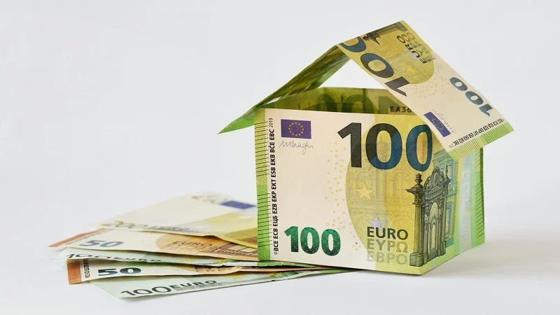 Les aides financières pour la rénovation de maison, avec des billets d’euros formant une maison, mettant en avant les subventions et avantages fiscaux disponibles.