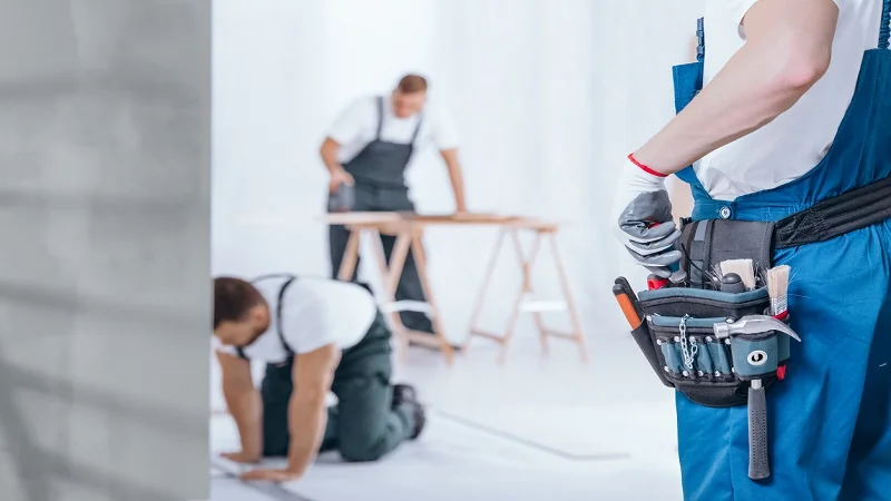 Des professionnels du bâtiment en plein chantier, illustrant la collaboration et l'expertise nécessaires pour des travaux de rénovation réussis.