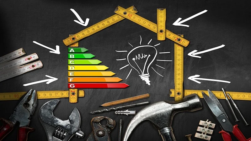 Cette image symbolise les travaux de rénovation énergétique, mettant en avant les outils nécessaires, un diagramme de performance énergétique, et une ampoule pour illustrer l'efficacité et les économies d'énergie résultant de ces améliorations.