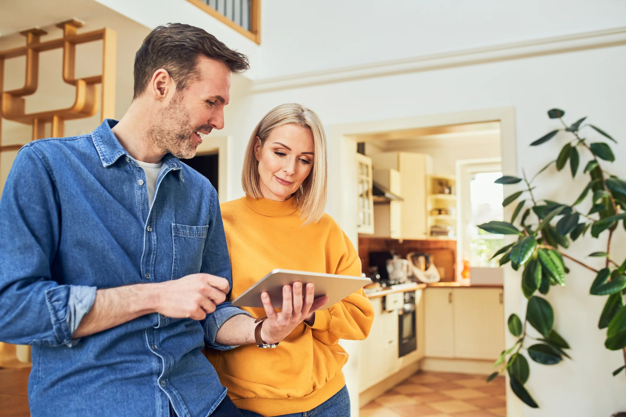 Un couple qui recherche des idées pour la rénovation intérieure maison