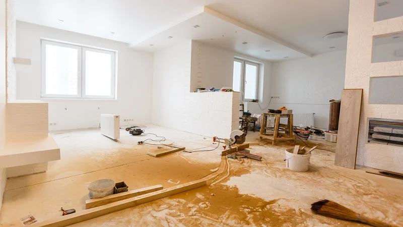 Un intérieur en cours de rénovation, avec des travaux de menuiserie et de modernisation, mettant en valeur un espace lumineux et spacieux prêt à être transformé selon les besoins.