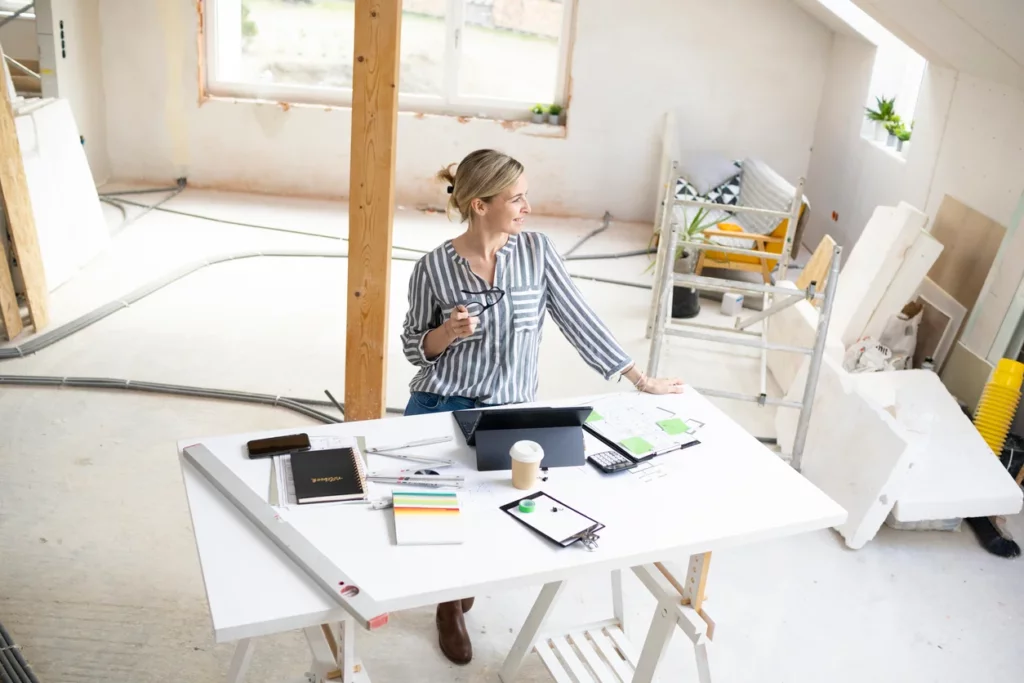 Une décoratrice d'intérieur