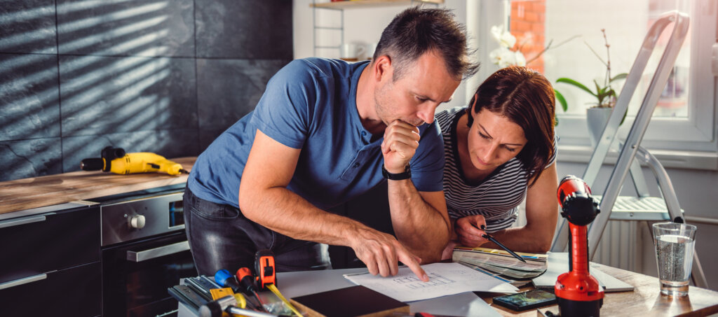 Un professionnel et sa cliente qui discutent les tarifs d'un décorateur d'intérieur