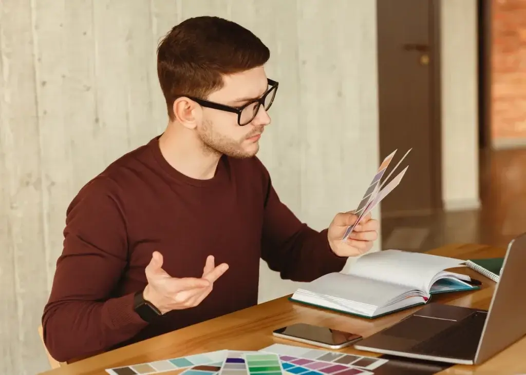 Un architecte d'intérieur qui travaille sur le projet d'une maison à rénover à Allauch