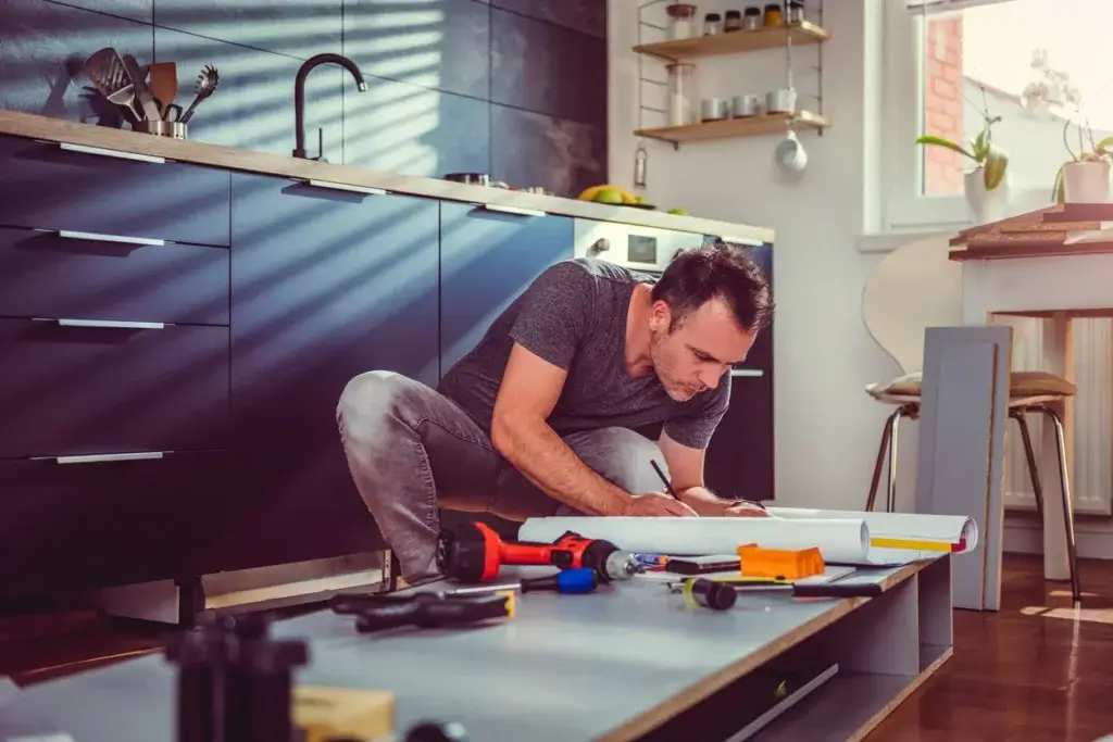 Une architecte qui travaille sur le chantier d'une maison à rénover à Fouras