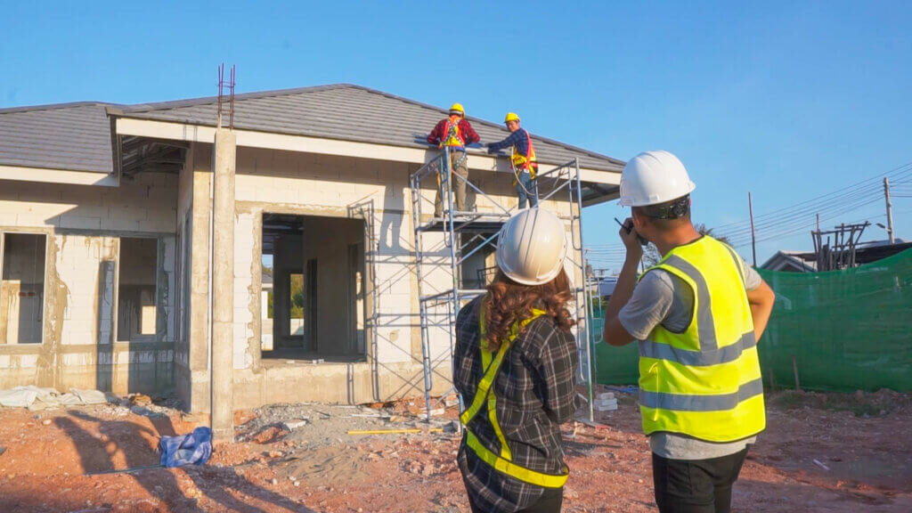 L'architecte coordone les travaux des artisans sur une maison à rénover à vendre our la remettre en état.