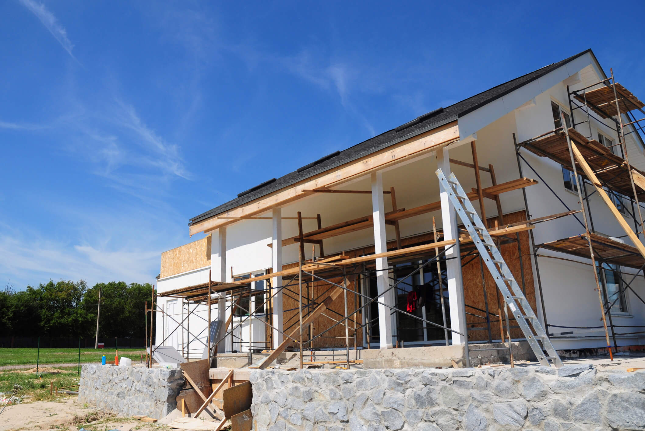 Vue sur des travaux de grande ampleur pour donner un aperçu sur comment rénover une maison de l'extérieur.