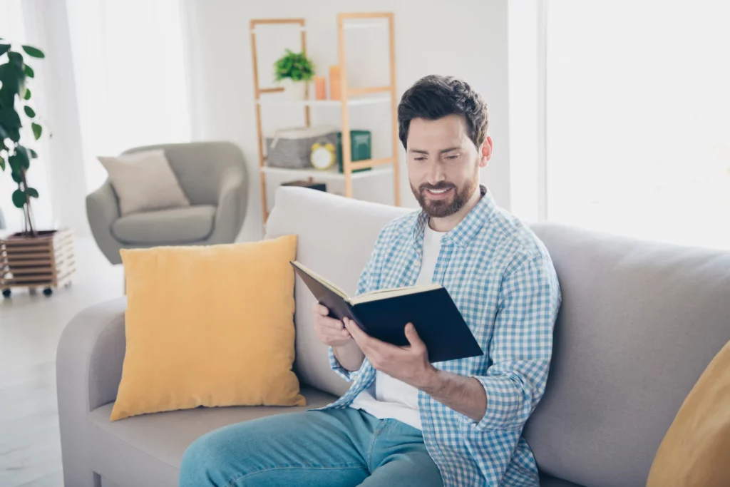 Un homme en train de lire un livre de décoration intérieure