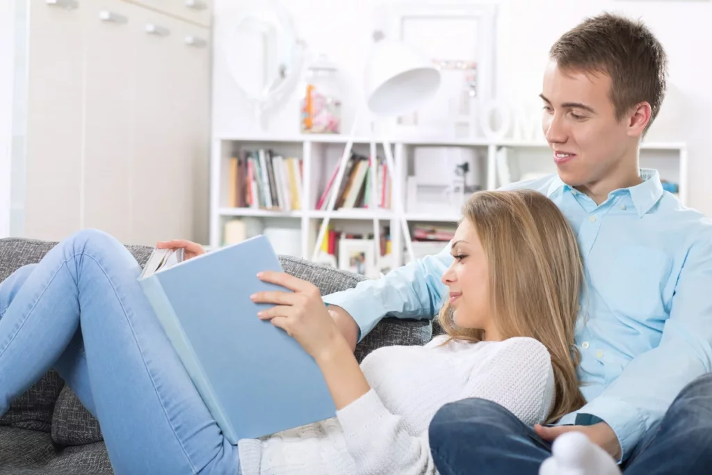 Un couple en train de lire un livre de décoration intérieure