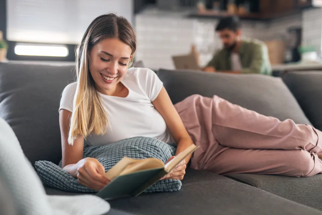 Une jeune femme en train de lire un livre de décoration intérieure