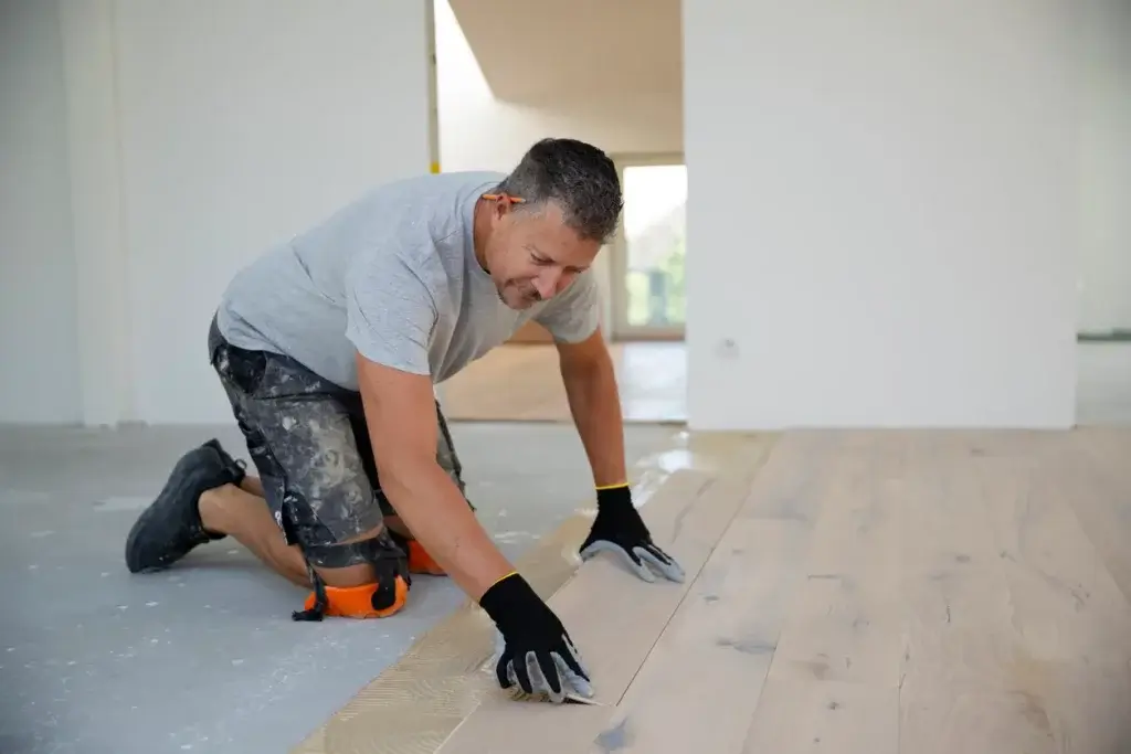 Un artisan qui change le sol sur le chantier d'une maison à rénover dans la Drôme