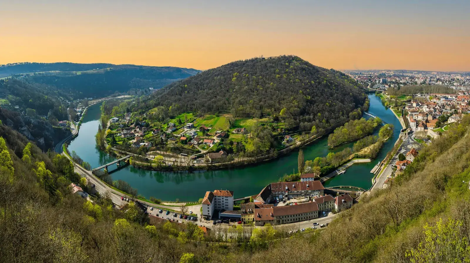 Vue sur la rivière de la ville de Doubs, où vous trouverez une maison à rénover à Besançon.