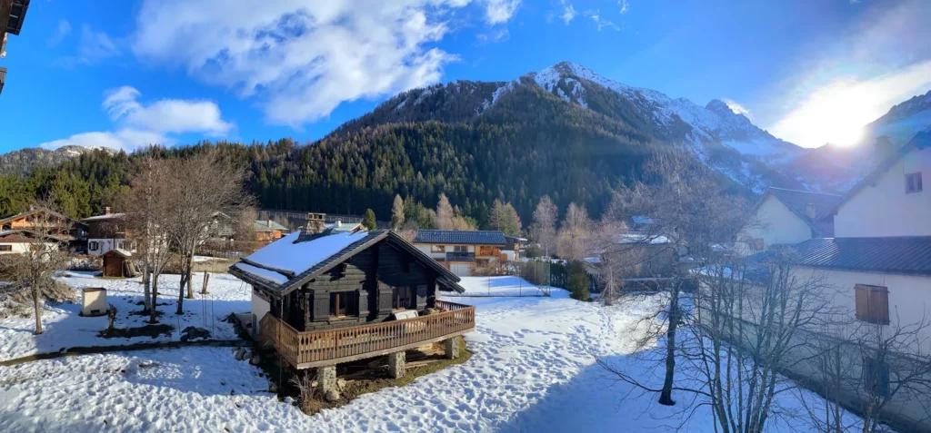 Vue sur une maison à rénover en Haute Savoie pleine de charme et d'authenticité.