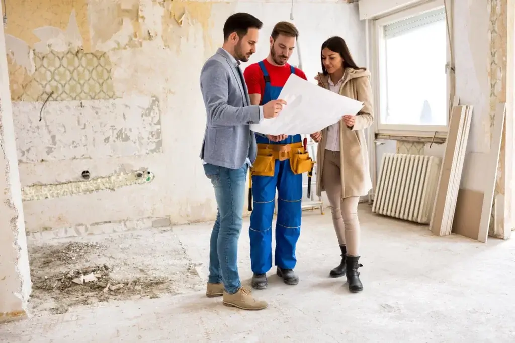 Le couple analyse le plan de rénovation de la maison à rénover île d'Oléron.