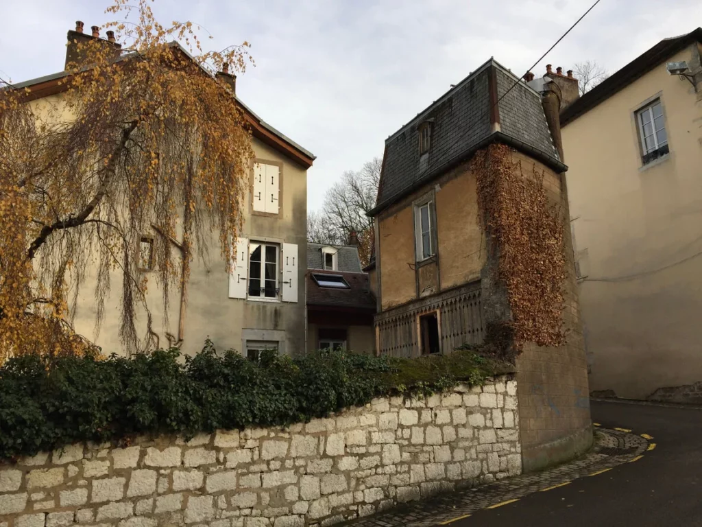 Vue sur une maison à rénover Besançon à étage.