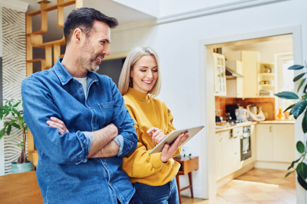 Un architecte décorateur d'intérieur et une cliente