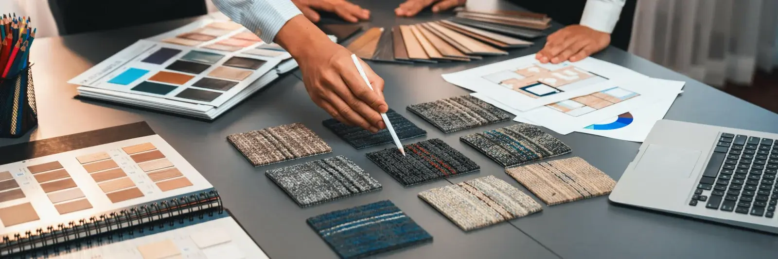 Le décorateur d'intérieur Lille sélectionne les matériaux pour son projet.