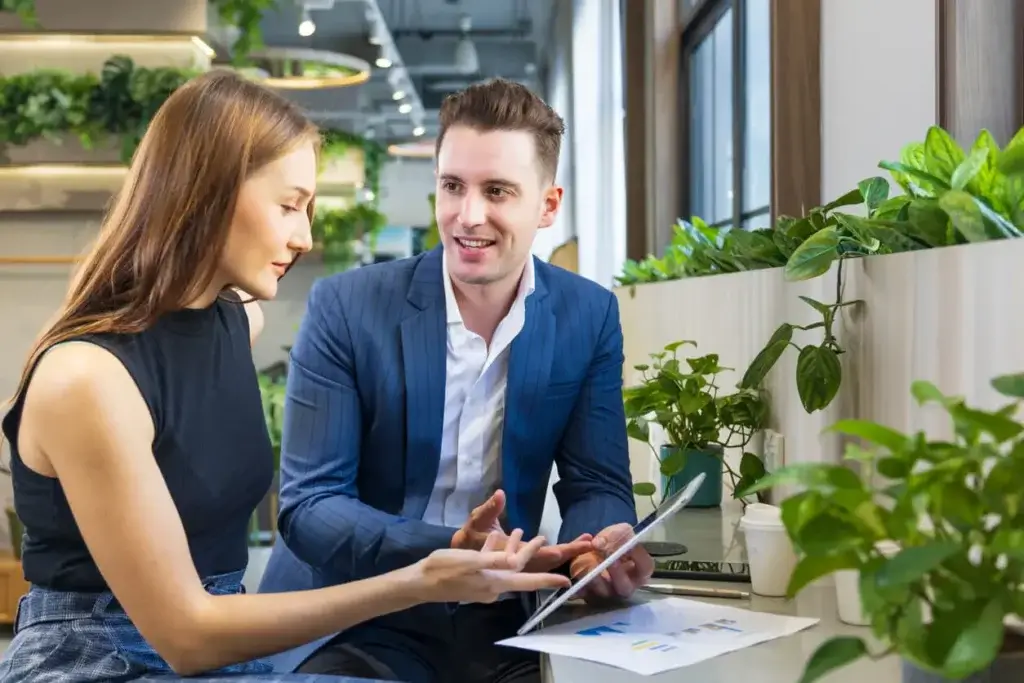 Le professionnel réalise un entretien coaching déco avec son client qui cherche à trouver un décorateur d'intérieur.