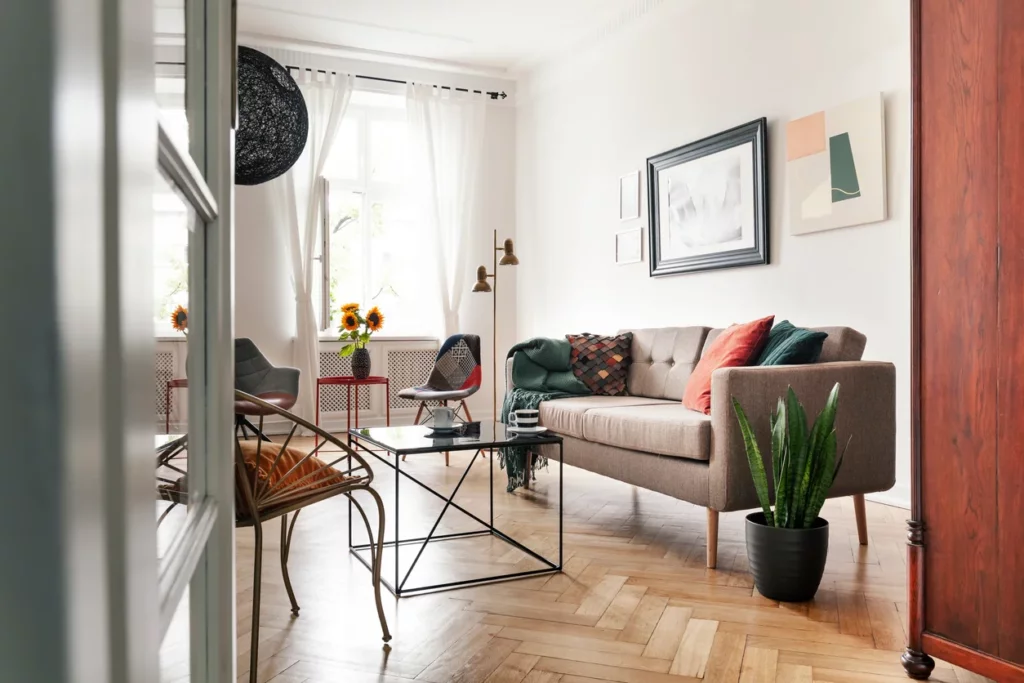 Un appartement qui a été rénové et décoré par une entreprise renovation nice.