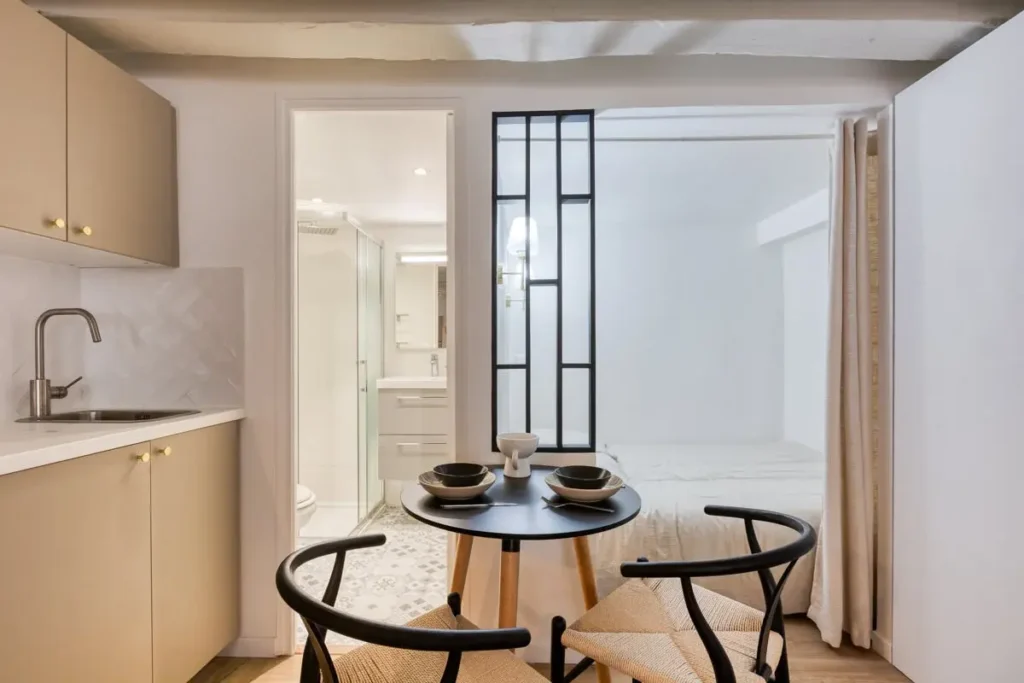Entreprise de rénovation Paris 16 : des équipes de pros pour vous servir 1 Photo de l'intérieur d'un appartement, aménagement réalisé par une entreprise de rénovation à Paris 16
