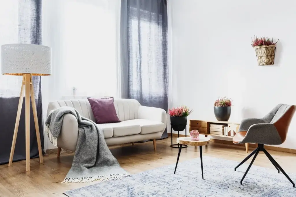 Salon imaginé par un architecte à La Madeleine avec mobilier compact et teintes gris et blanc