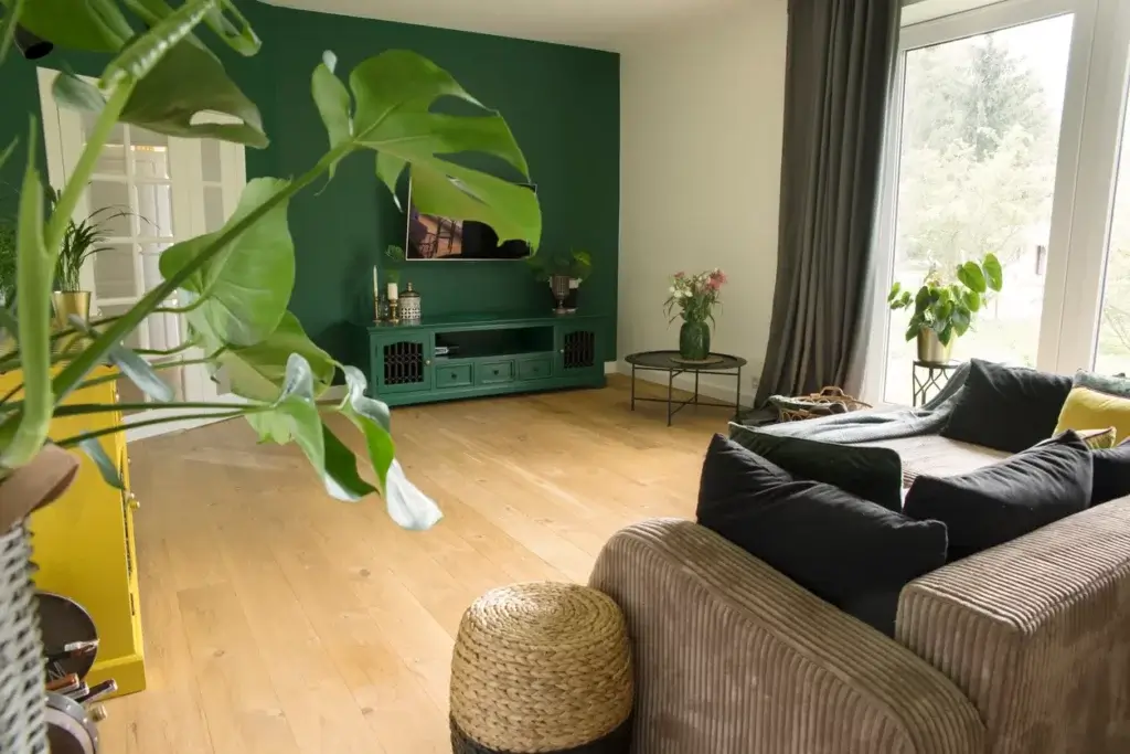 Architect Ivry-sur-Seine: spacious living room with plant decor and natural atmosphere