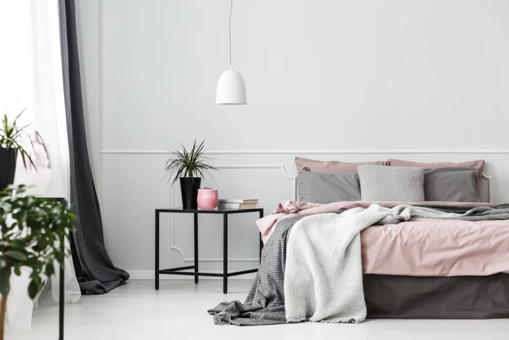 hambre conçue par un architecte à La Madeleine avec un lit aux nuances de gris, rose et blanc