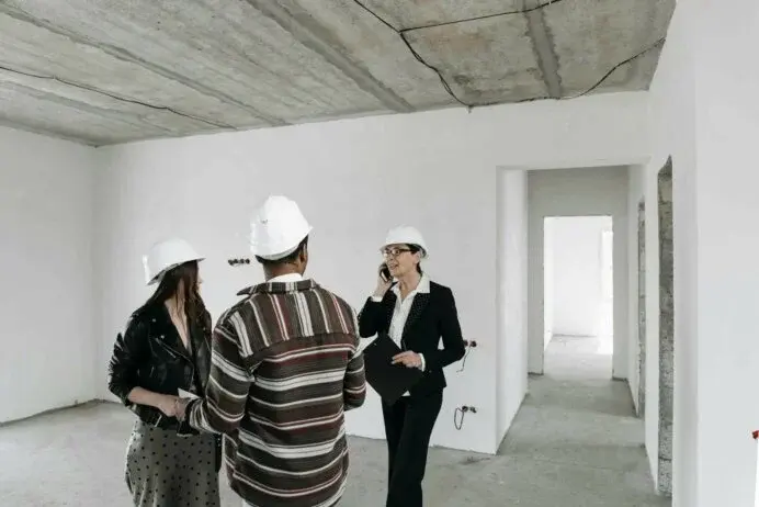 Image de professionnels discutant du prix rénovation immeuble