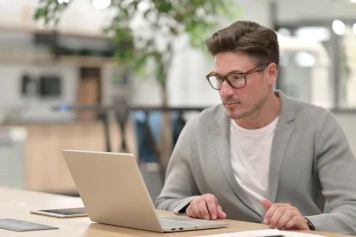 Un homme qui apprends l'utilisation d'un logiciel de décoration d'intérieur gratuit