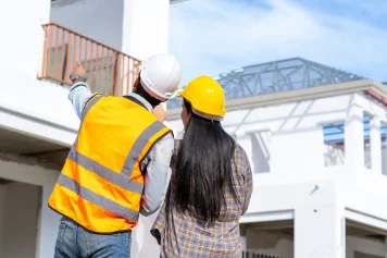 Des architectes devant une maison à rénover à Compiègne